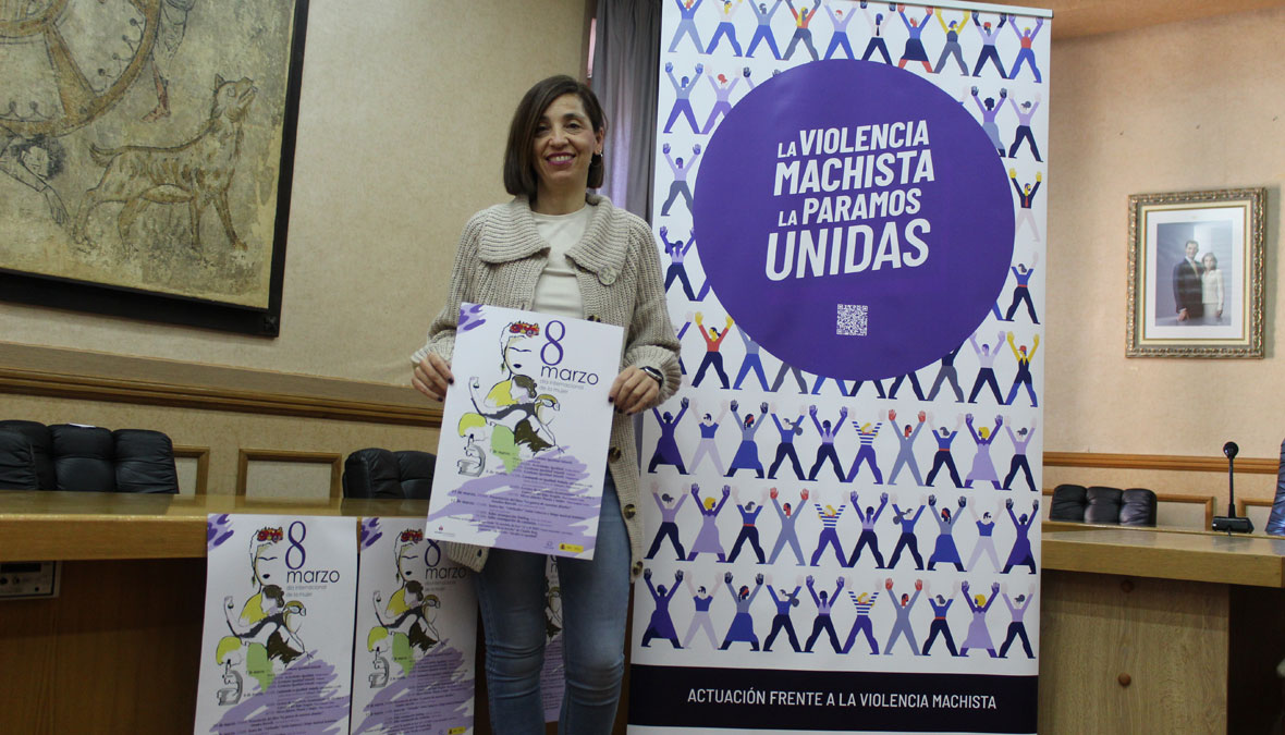 María Milián, concejala de Igualdad del Ayuntamiento de Alcañiz con el cartel de los actos por el 8M. / B. Severino
