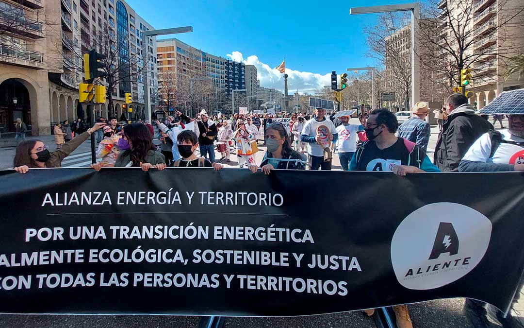 Pancarta del colectivo Alianza, Energía y Territorio (Aliente) este domingo recorriendo el centro de Zaragoza / J. de Luna