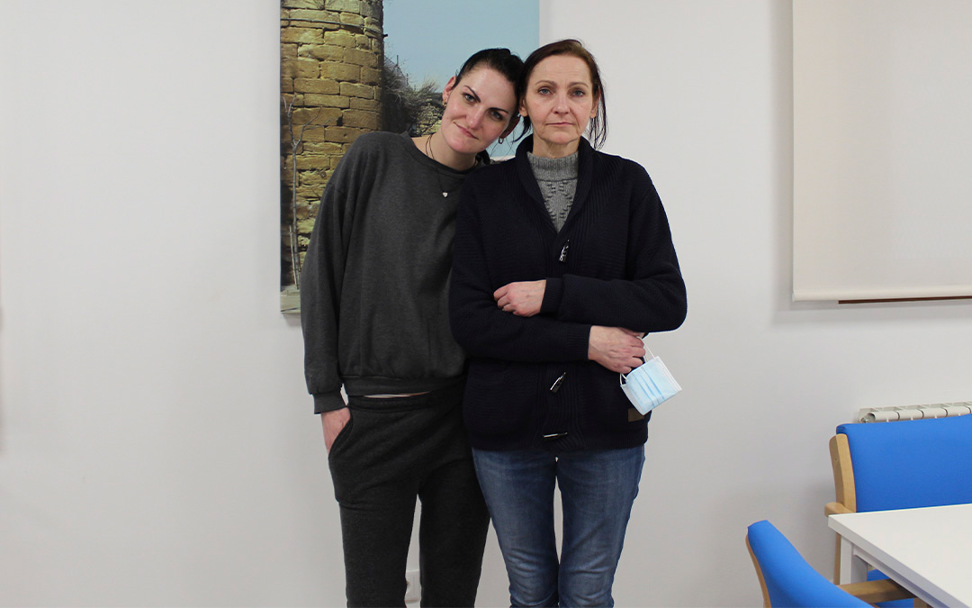 Anna y Victoria, madre e hija, este lunes en el albergue de Maella, su casa en España./ Eduard Peralta