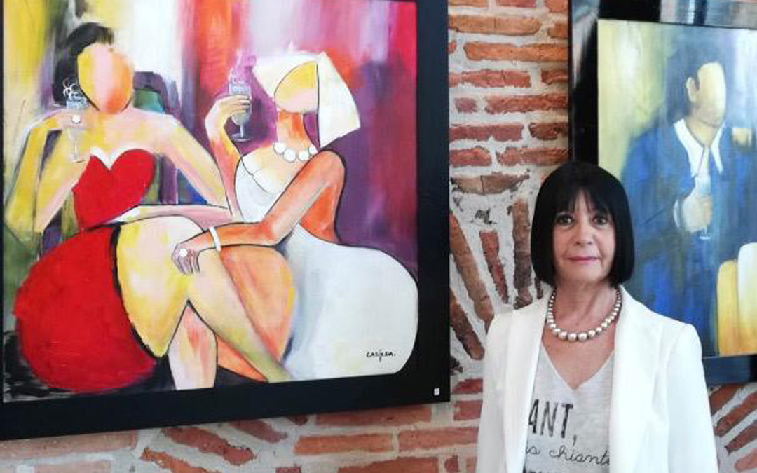 En la obra de Casilda predomina lo figurativo y abstracto. En la imagen, en una de sus últimas exposiciones en Francia. / Archivo personal