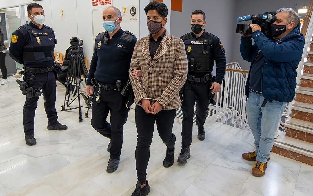 El acusado entrando a la sala de la Audiencia Provincial de Teruel este lunes / Antonio García/Bykofoto