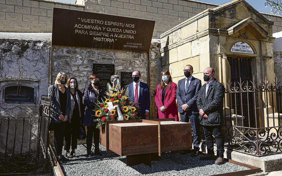 Homenaje en el cementerio a los brigadistas internacionales que participaron en la Batalla de Caspe entre el 15 y el 17 de marzo de 1938./ Laura Castel