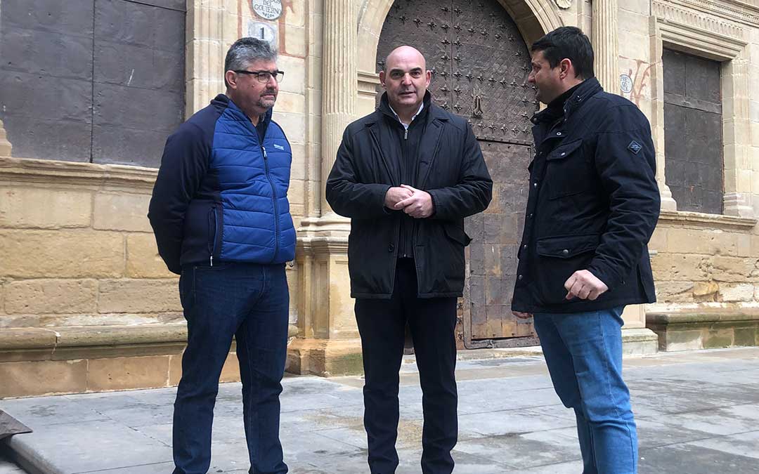 El diputado Suso con los portavoces del PP en la Comarca y el Ayuntamiento / L. Castel