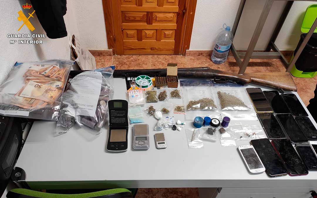 Imagen de el dinero, las sustancias estupefacientes y los teléfonos intervenidos por los agentes / Guardia Civil