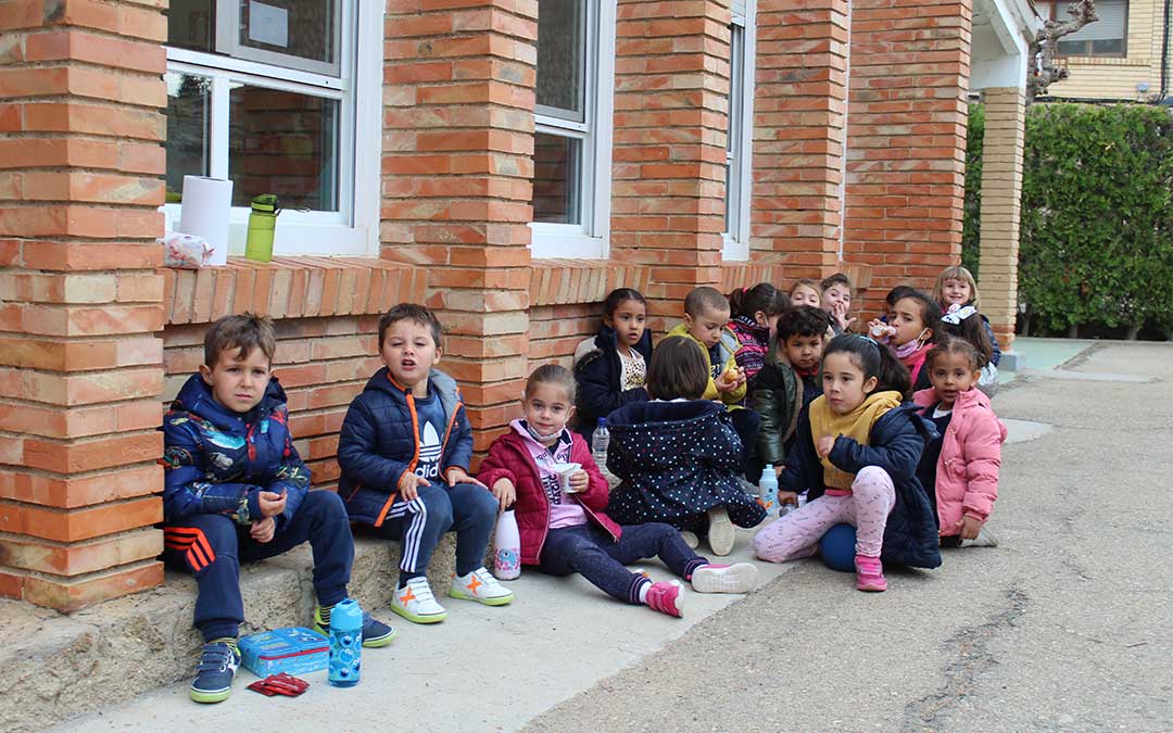 Varios alumnos del cole de Chiprana durante el recreo / E.Peralta