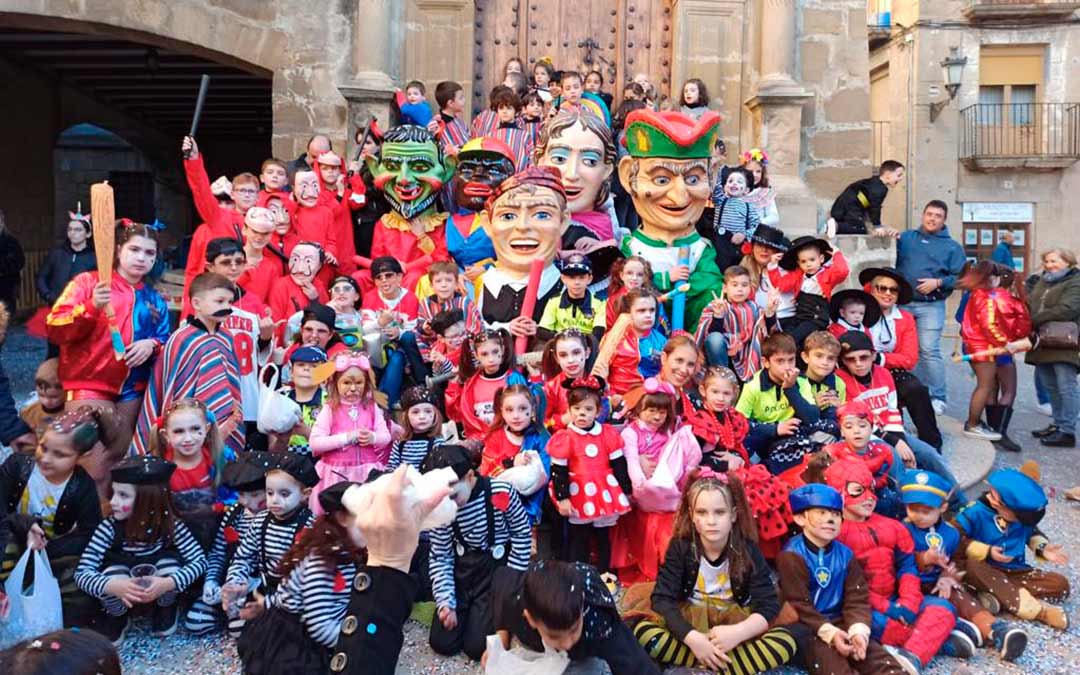 Jóvenes maellanos disfrutando del Carnaval este sábado / Ayto Maella
