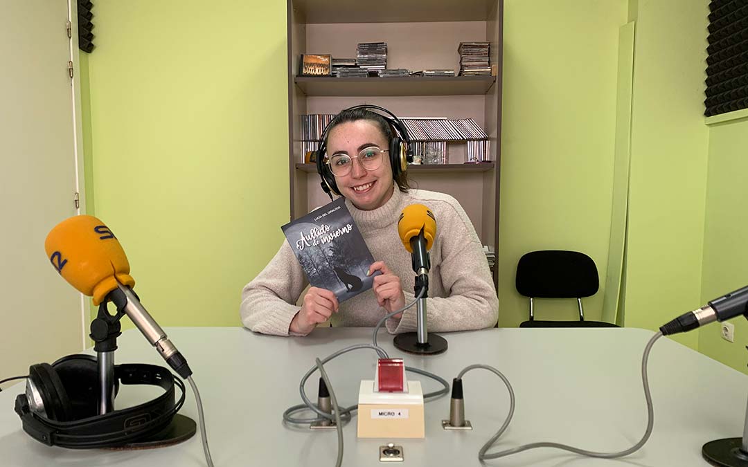 La escritora caspolina Lucía Bel, en Radio Caspe / Eduard Peralta