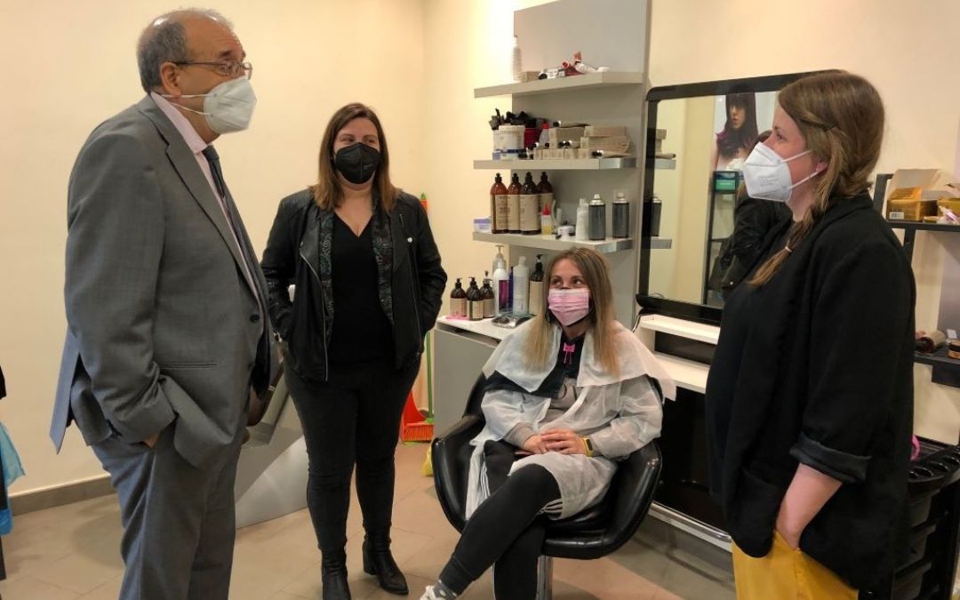 El presidente Rando y la diputada María Ariño en una visita a una de las emprendedoras perceptoras de la ayuda, con servicios de peluquería en La Ginebrosa.