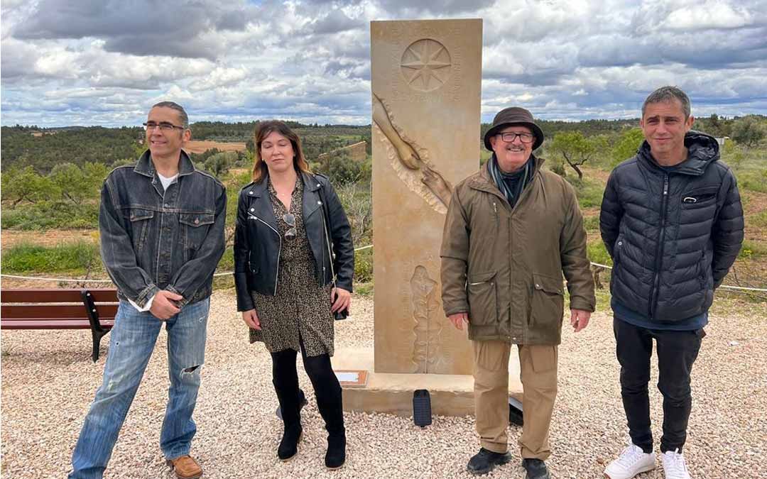 El nuevo monolito por la Paz, el Diálogo y la Solidaridad entre los pueblos. Junto a él el escultor, los patrocinadores y el alcalde. A.D.