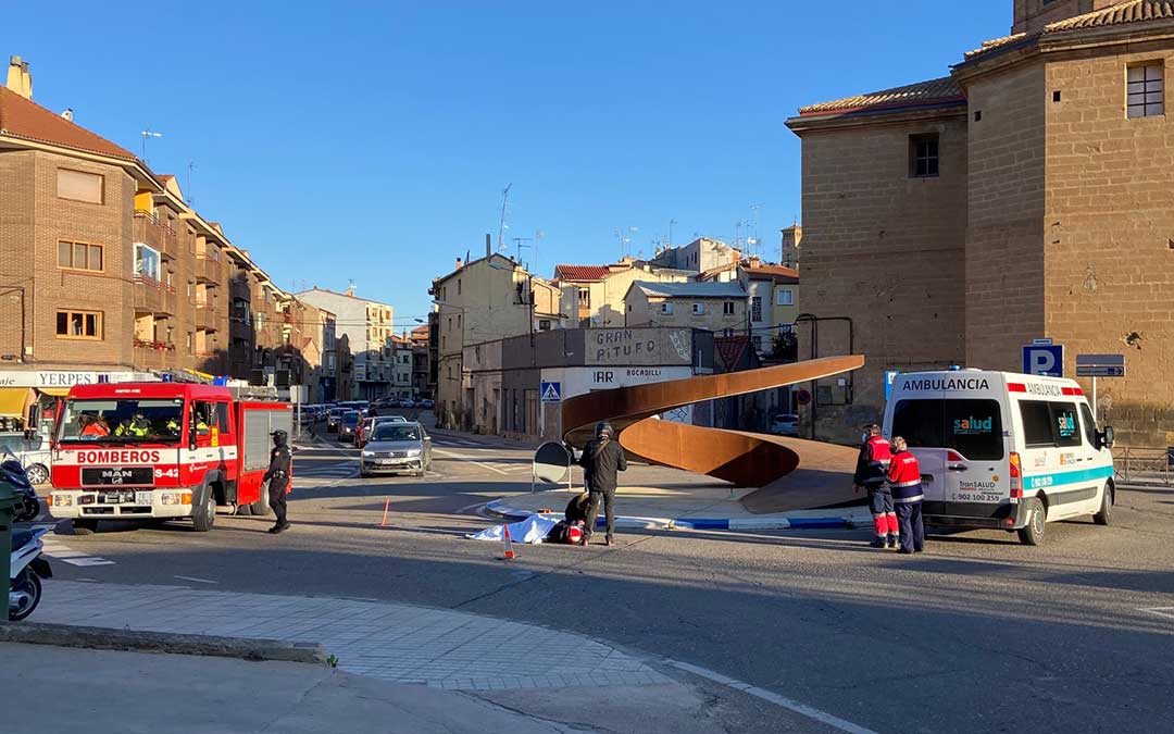 La rotonda, situada al lado del Hospital Comarcal, es una zona de mucho tráfico. Al lugar del accidente han acudido tanto sanitarios como agentes de la Policía Local y Bomberos, aunque no ha sido necesaria la intervención de estos últimos./ L.C.