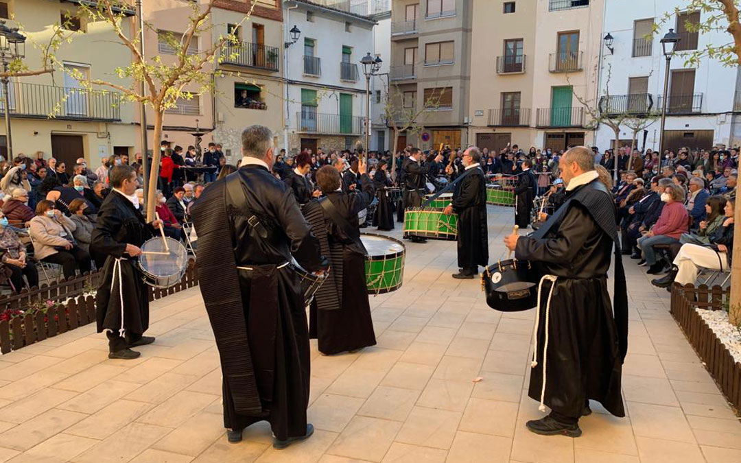 Momento de la actuación del grupo de adultos de Albalate en la exaltación local en la plaza del Convento ante un nutrido grupo de espectadores. La cita contó con nueve cuadrillas entre las albalatinas e invitadas. / María Quílez