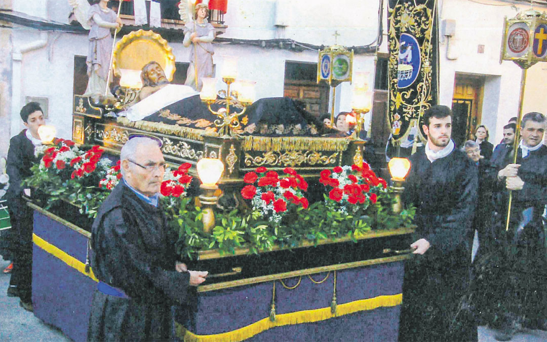 La imagen de Jesús Martín, que en mayo cumplirá 91 años, con el paso de La Cama fue en 2017 una de las del calendario de la Ruta. / Archivo familia Martín