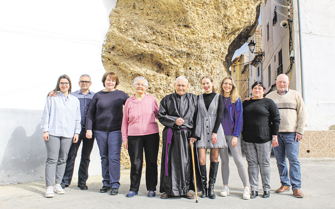 Jesús Martín posa enfundado en su túnica con su esposa María Lasmarías, sus hijos Jesús Bernardo y Tomás; sus nueras Mª Carmen Molina y Mª José Serrano; y sus nietas Alicia y María Martín Serrano, y Ana Martín Molina y su hermana Esther en el pensamiento, ya que ese día no pudo estar. / B. Severino