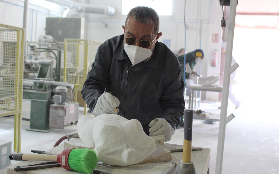 Estancia de escultores del ICRE en el Centro Integral para el Desarrollo del Alabastro en Albalate. Aquí, el maellano Joaquín Hernández trabajando su pieza. / B. Severino