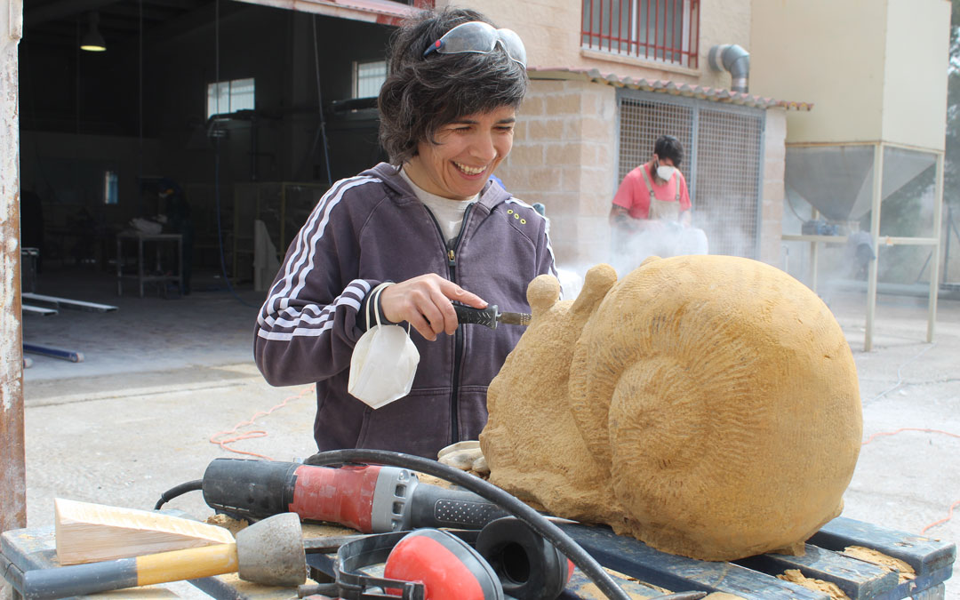 Estancia de escultores del ICRE en el Centro Integral para el Desarrollo del Alabastro en Albalate. Aquí, Lucía Hernández, residente en Suiza con su caracol hecho en arenisca albalatina. / B. Severino