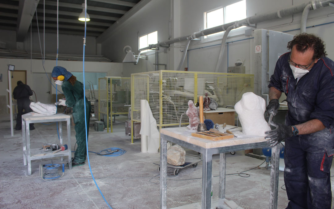 Estancia de escultores del ICRE en el Centro Integral para el Desarrollo del Alabastro en Albalate. / B. Severino