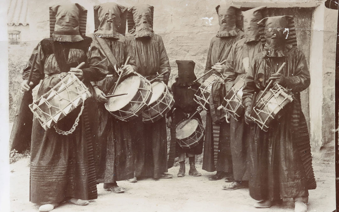 Fotografía fechada alrededor de 1.890 y tomada en Albalate en la calle con parte de la familia Bernad entre los integrantes. / Archivo Familia Bernad