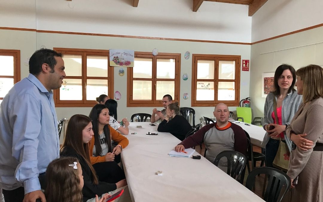 El alcalde de Andorra, Antonio Amador, junto a la representante de Forestalia, Ana Cristina Fraile, en su visita al centro Ítaca donde se encuentra el grupo de refugiados.