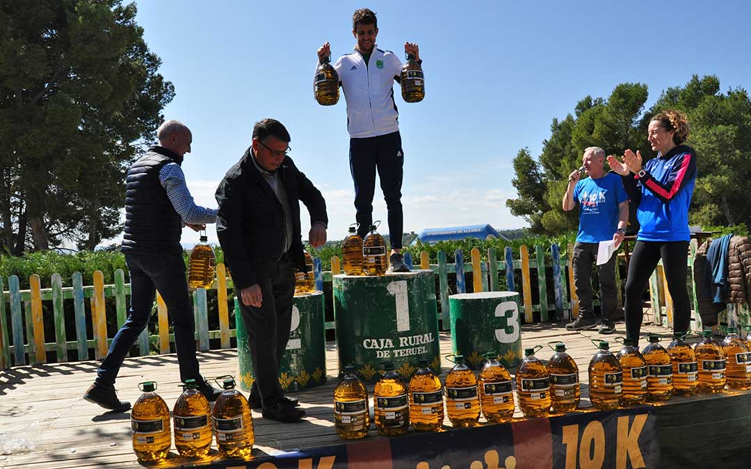 Los vencedores han recibido como premio su peso en aceite de oliva virgen extra del Bajo Aragón./ Javier de Luna