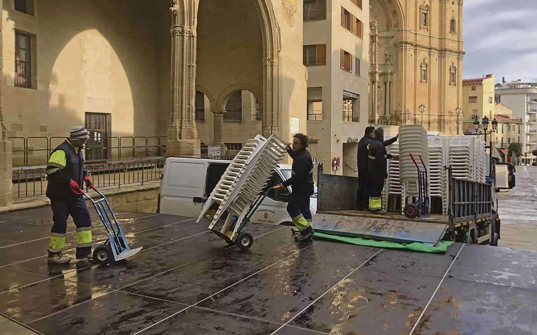 Los miembros de la brigada municipal preparando esta semana las 1.500 sillas que se colocarán en la plaza España mañana / L. Castel