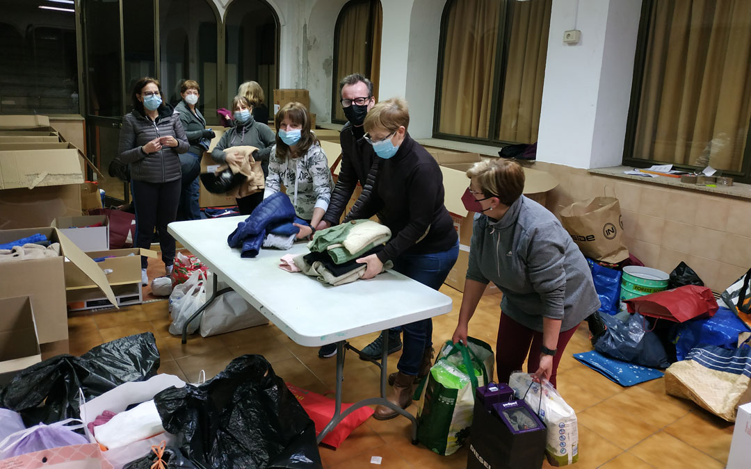 La asociación de amas de casa 'El cantal' se encargó de la recogida y clasificación del material de forma voluntaria. / Ayto. Alcorisa