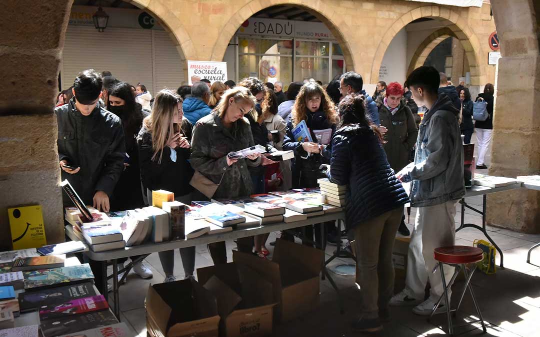 Alcorisa ha salido a la calle para celebrar el Día del Libro / Tomás Montero