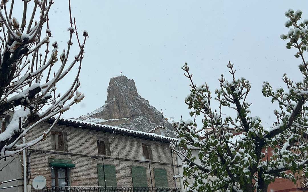 El castillo de la Encomienda de Aliaga bajo la nieve./ El pliegue de la 'Olla' en Aliaga cubierto de un manto blanco./ Parque Geológico Aliaga España