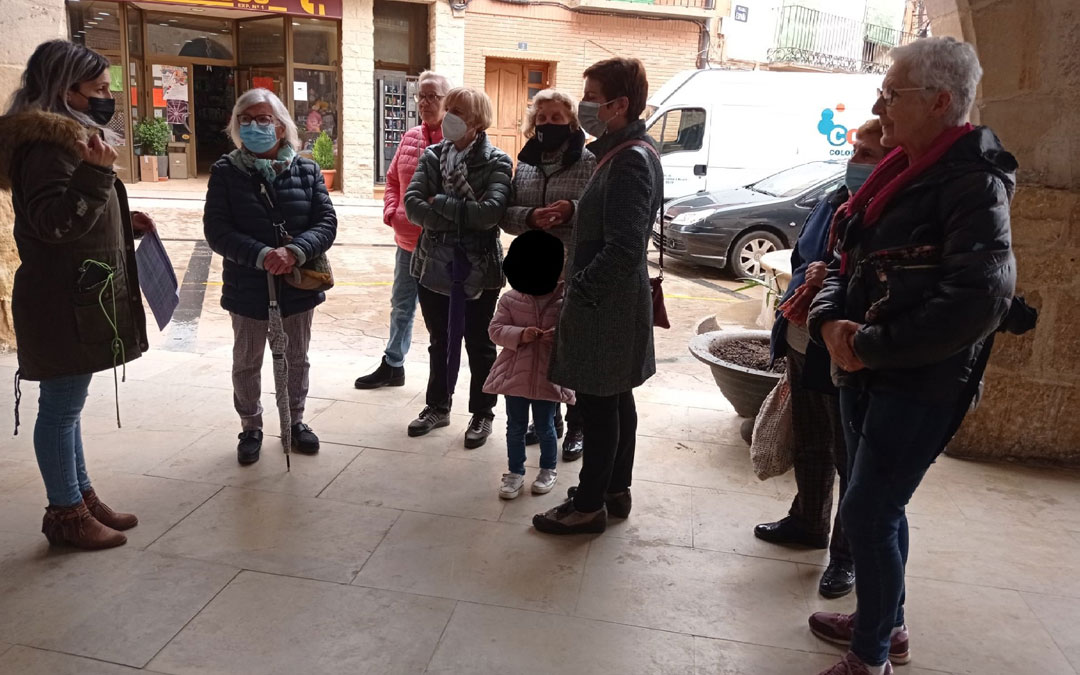 Acto simbólico en Alloza donde se colocaron siluetas de mujeres y menores asesinados. / Comarca Andorra