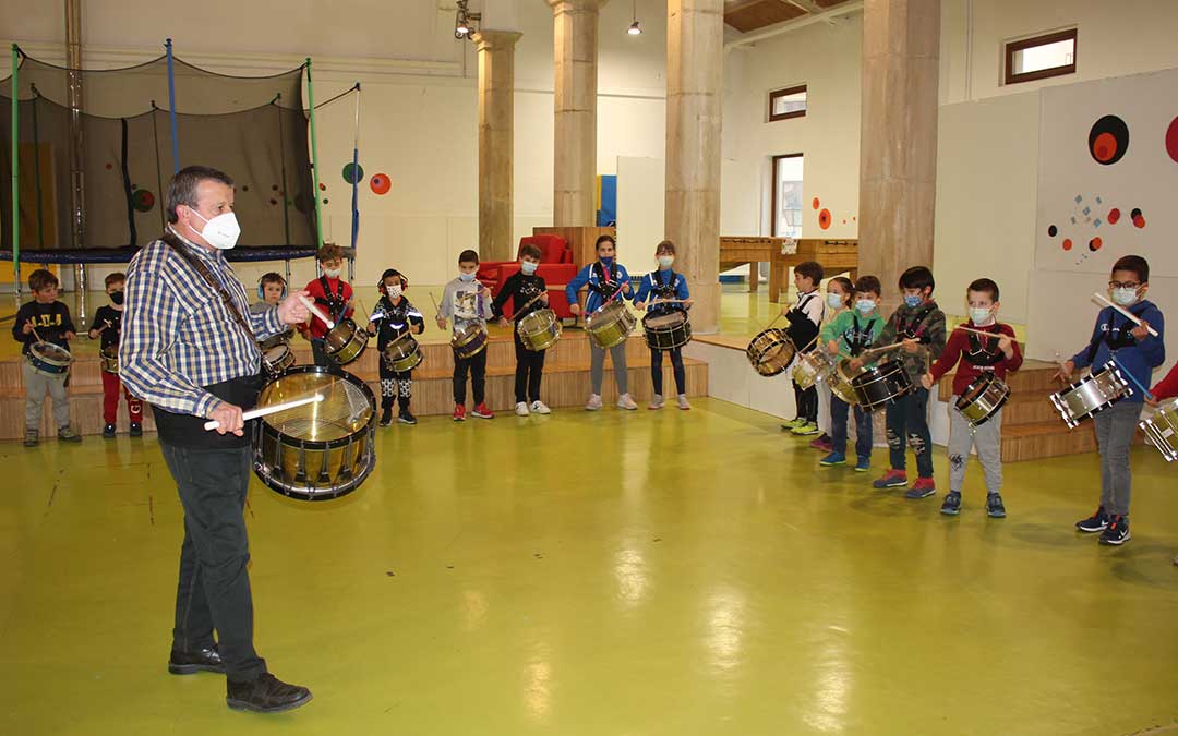 La Escuela del Tambor de los Amigos del Tambor de Alcañiz enseña este año a 70 niños lunes y miércoles por la tarde y a casi medio centenar de adultos en turno de noche. En la imagen, este miércoles / L. Castel
