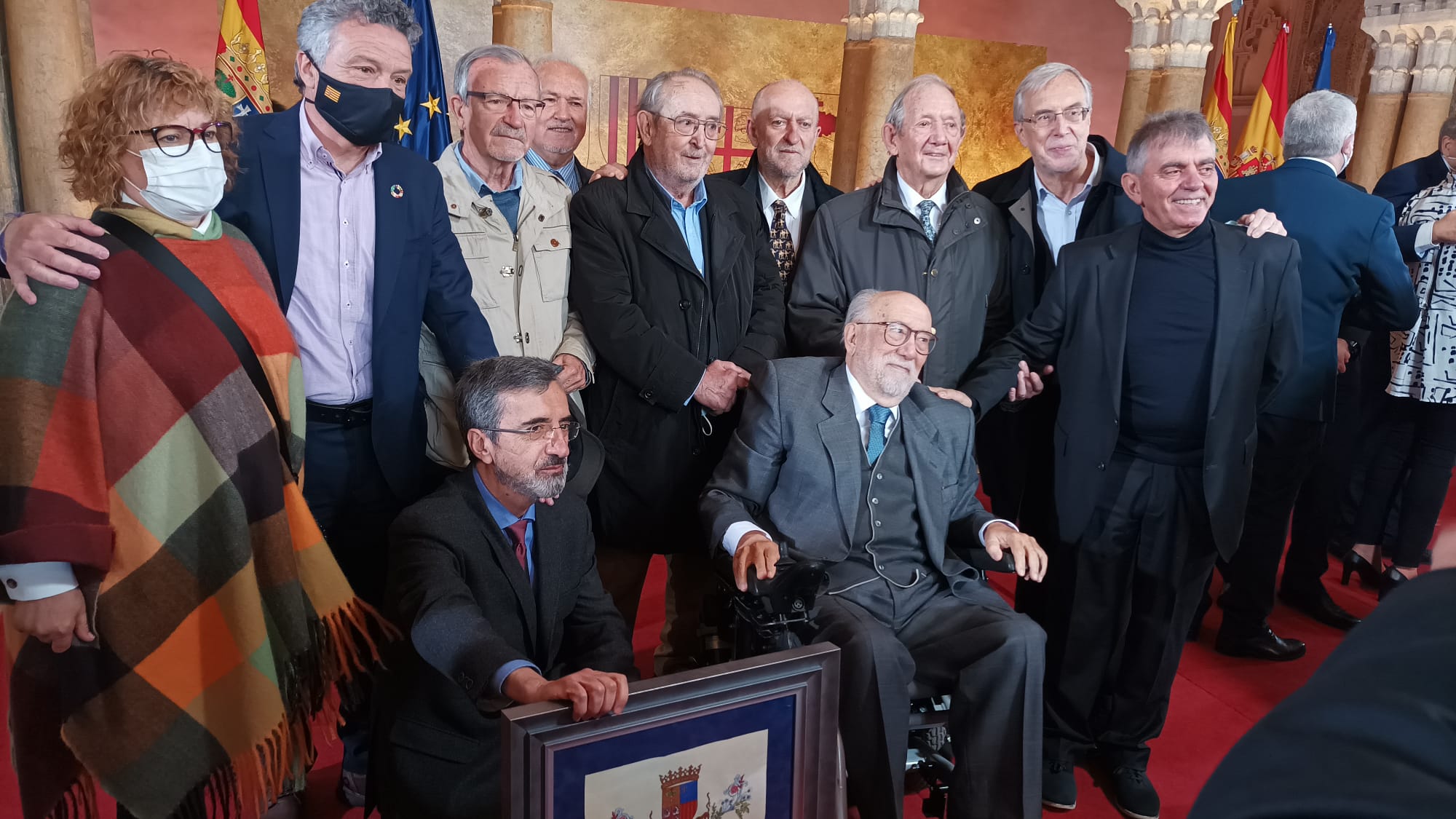 Archivo. Eloy Fernández Clemente arropado con compañeros de Andalán / La Comarca