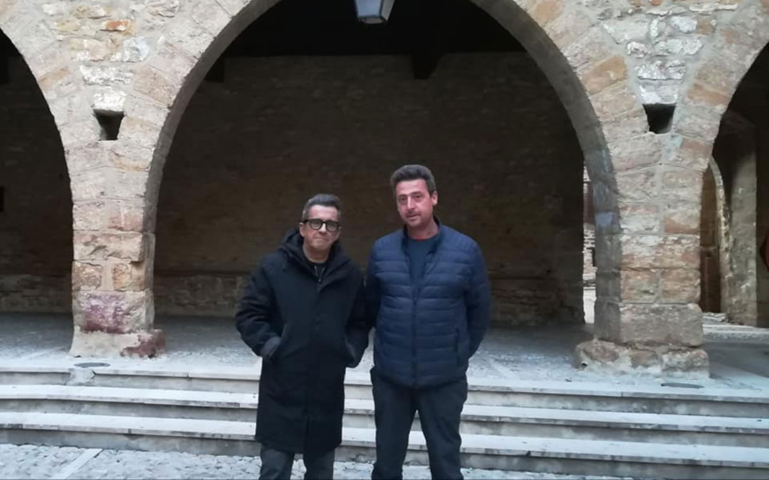 Andreu Buenafuente, con el alcalde de La Iglesuela del Cid, Fernando Safont./ Oficina de Turismo de la Iglesuela del Cid