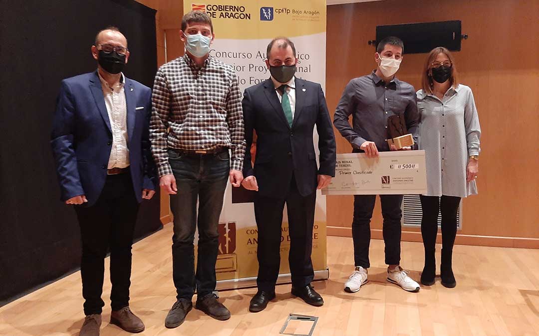 El alumno ganador, Borja Lorén, acompañado del Director General de Caja Rural de Teruel, David Gutiérrez, en la entrega de premios./ A.G.