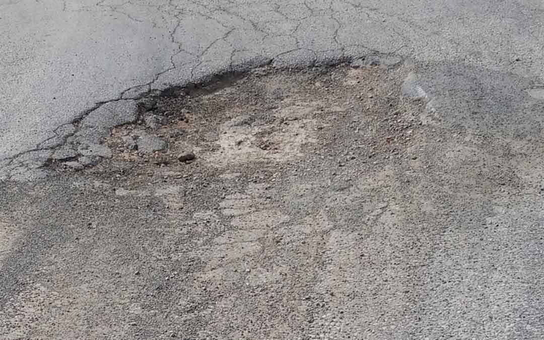 Bache en el asfalto de la vía./L.C.