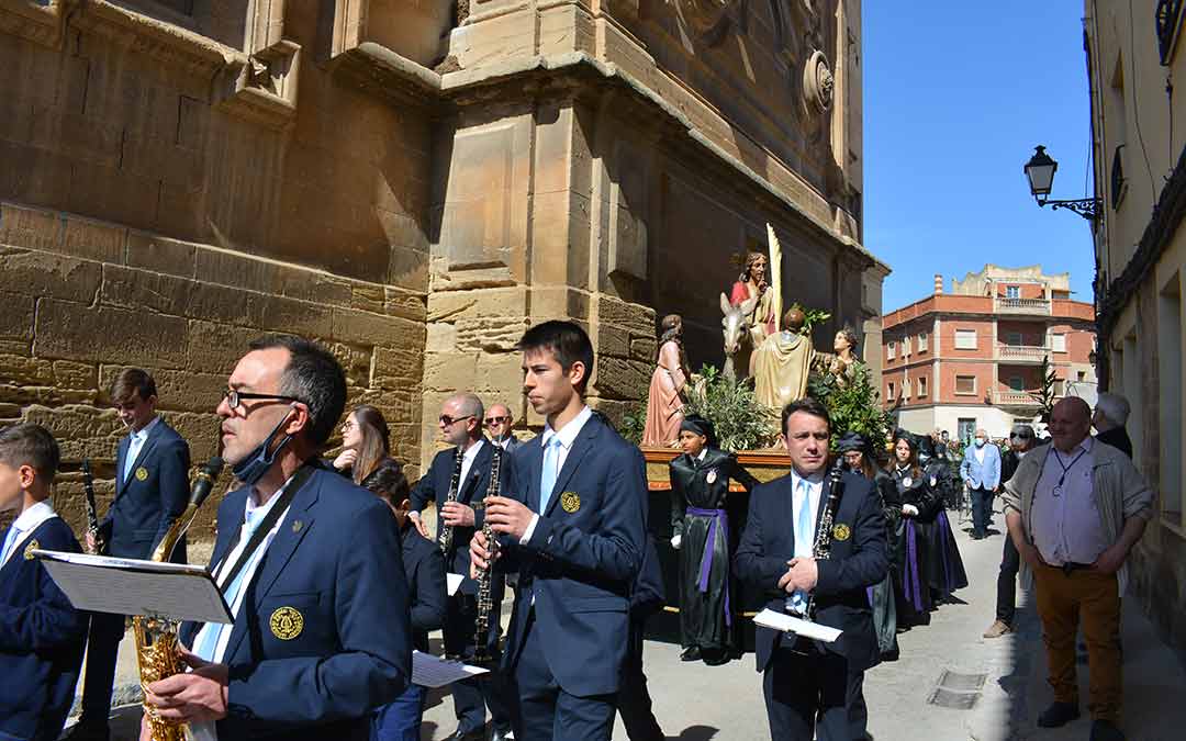La banda tocando a paso de procesión en Alcañiz./I.M.