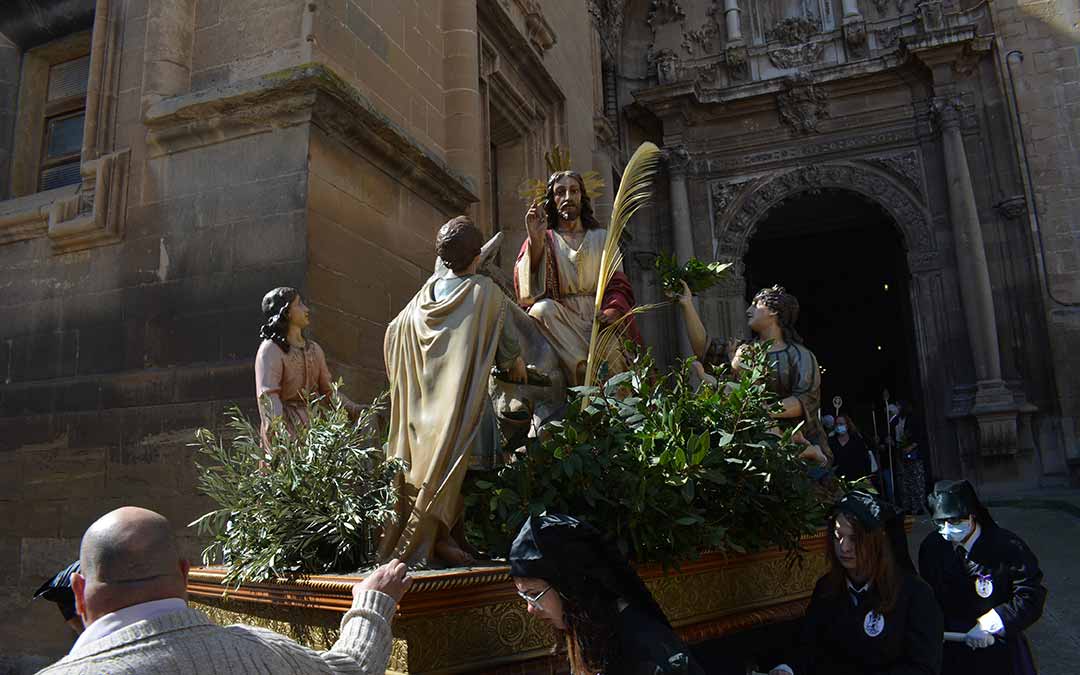 'La Burreta' saliendo por la entrada lateral de la Iglesia./I.M.