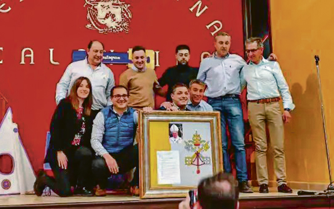 Integrantes de la cofradía junto a la carta del Papa-/ Cofradía Jesús Nazareno