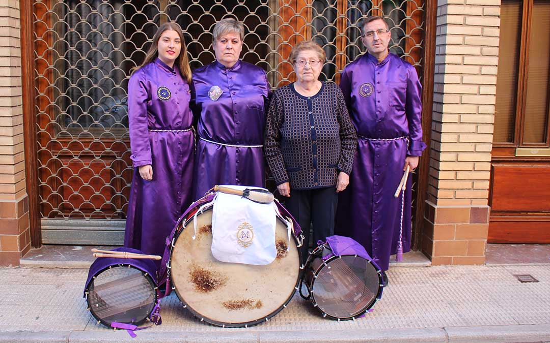 Pilar Estupiñá Franco, de 83 años, junto a su hija, Nuria Escuín. Su yerno, Carlos López y su nieta, Pilar López, son cofrades del Nazareno / L. Castel