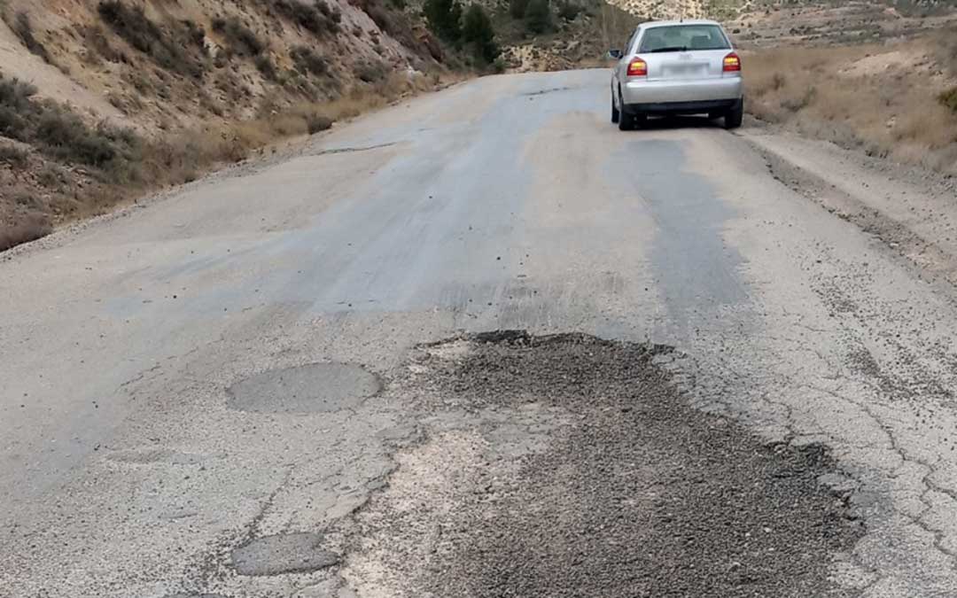 Desgaste de la carretera por donde transitan camiones cargados de arcilla./L.C.
