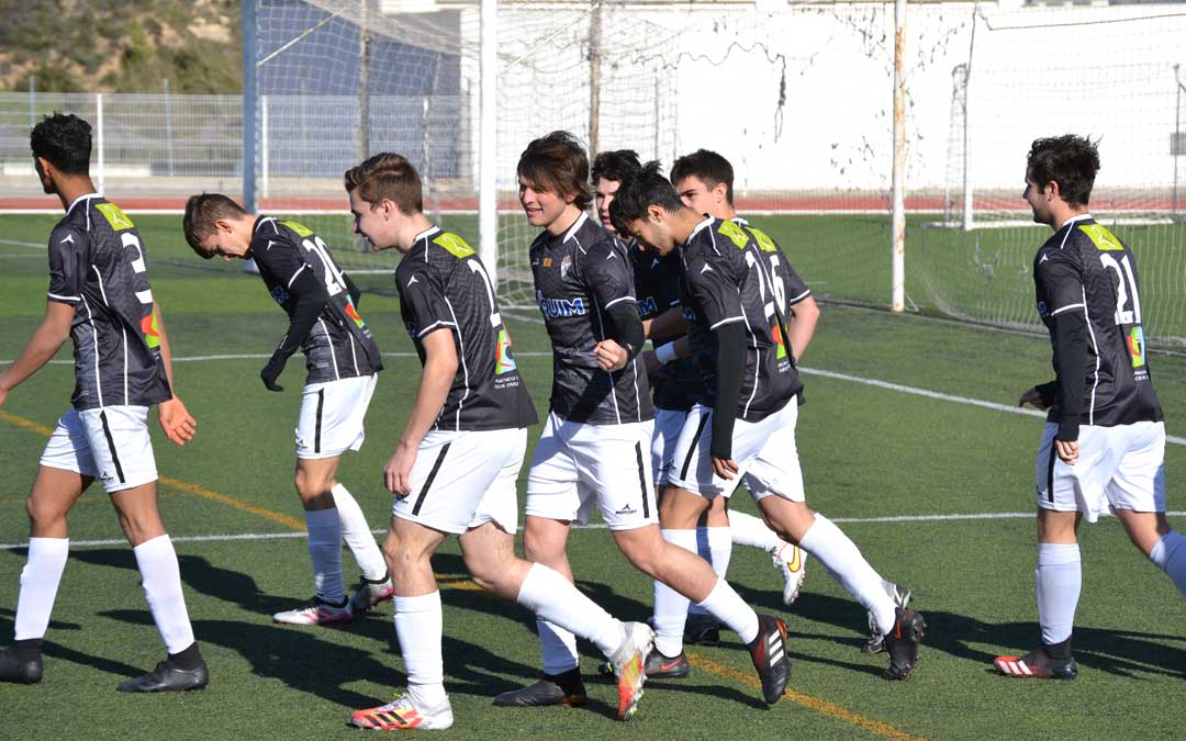 Los jugadores del Alcañiz celebrando el primer gol al transformar Hugo un penalti. Foto. J.V.