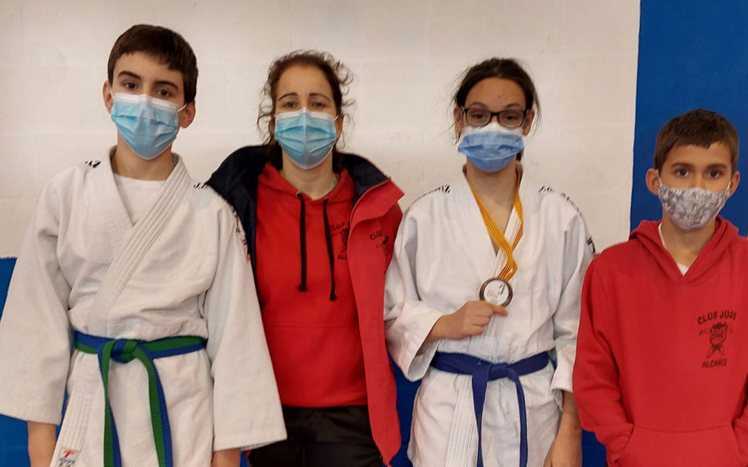 Los judokas junto a su entrenadora y con una de las medallas conseguidas. Foto. M.R.