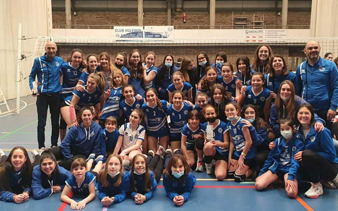 Foto de familia de las jugadoras y técnicos y monitores del club. Foto. Facebook C.V. Alcañiz