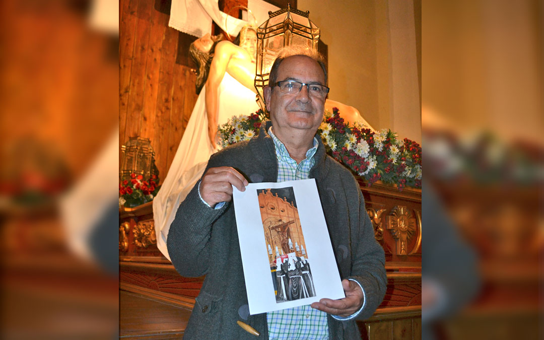José Manuel Colado, con una de las ocho acuarelas que realizó para el folleto de la Hermandad del Silencio en 2019. / Javier Vílchez