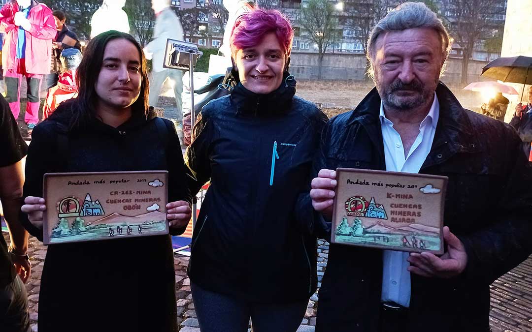 Momento tras recoger las dos distinciones entregadas a la Comarca de Cuencas Mineras./ Facebook ScD Cuencas Mineras