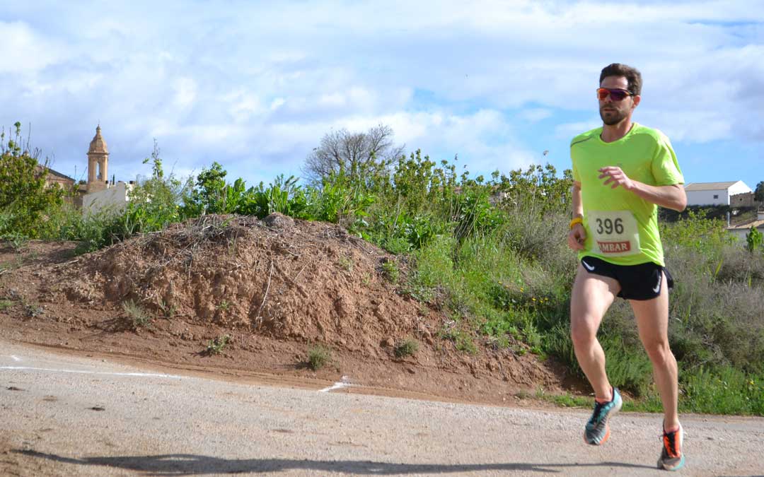 David Rico, a la postre vencedor de la carrera, en pleno esfuerzo con Urrea de fondo. Foto.J.V.