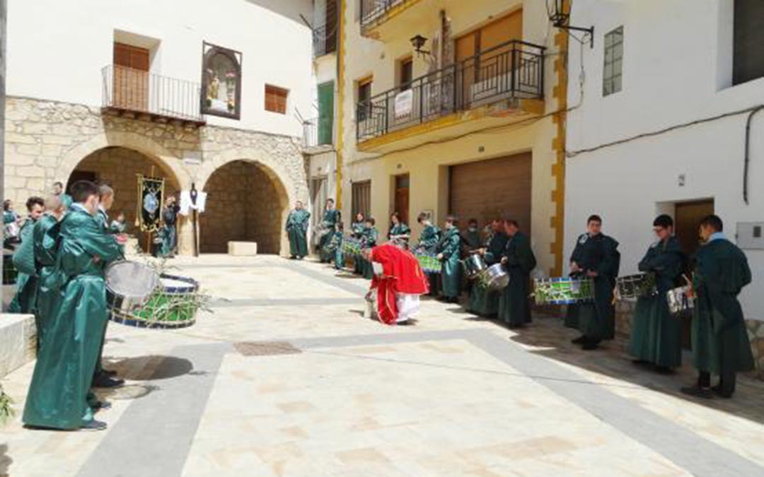 Cofrades en las calles de La Ginebrosa./Asoc. Cultural Tarayola