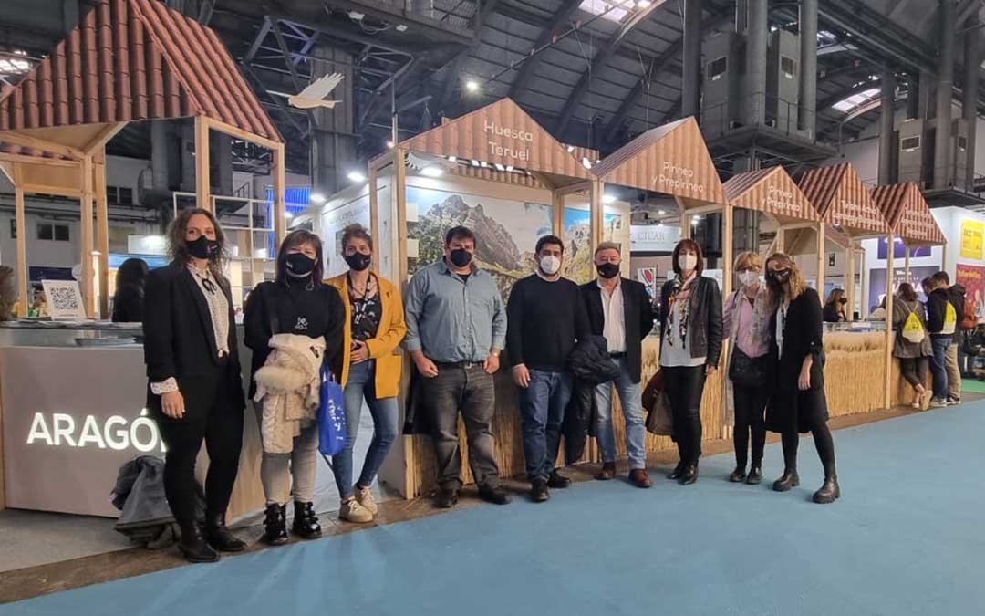 El diputado de Turismo Diego Piñeiro junto a representantes políticos y técnicos de turismo de las comarcas de Andorra-Sierra de Arcos, Cuencas Mineras, Comunidad de Teruel y Jiloca junto al espacio #SienteTeruel en el stand de Aragón./ DPT