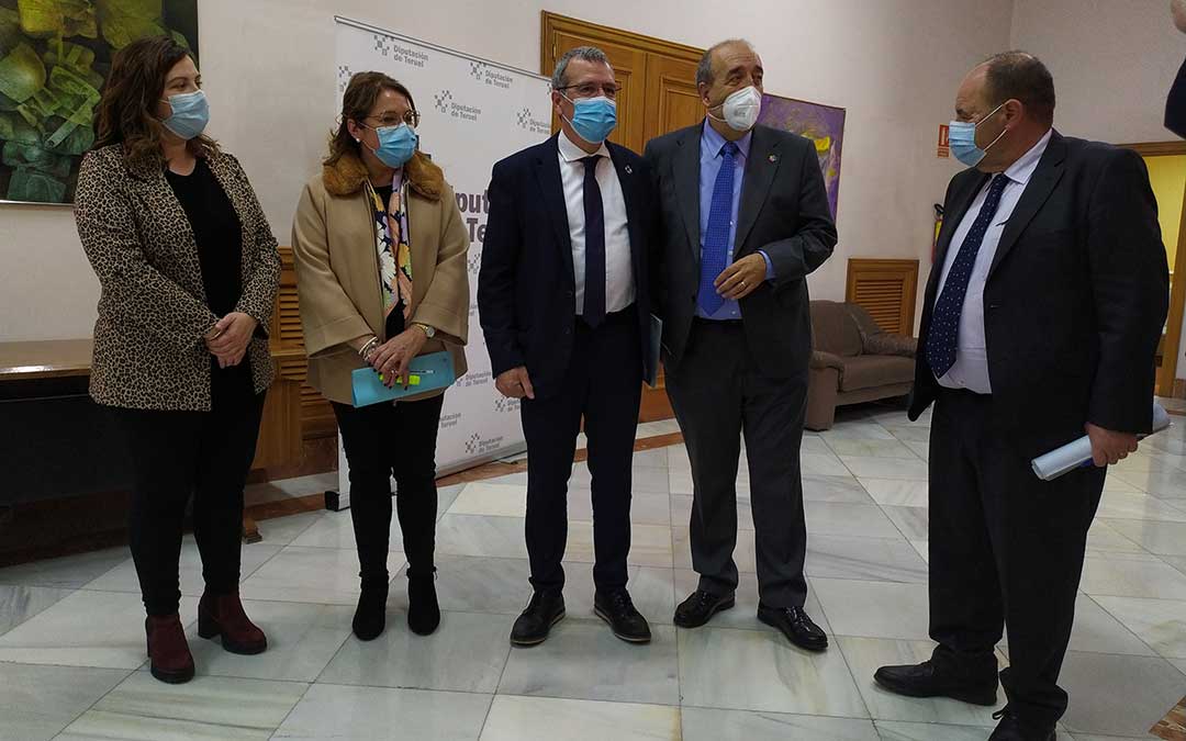 El convenio se ha tratado este martes en una reunión de trabajo privada que han mantenido el presidente de la DPT, Manuel Rando, la diputada delegada de Desarrollo Territorial, María Ariño, y técnicos de la institución provincial con el secretario general para el Reto Demográfico, Francesc Boya, y su equipo, que han estado acompañados por la delegada del Gobierno en Aragón, Rosa Serrano, y el subdelegado en Teruel, José Ramón Morro./ DPT