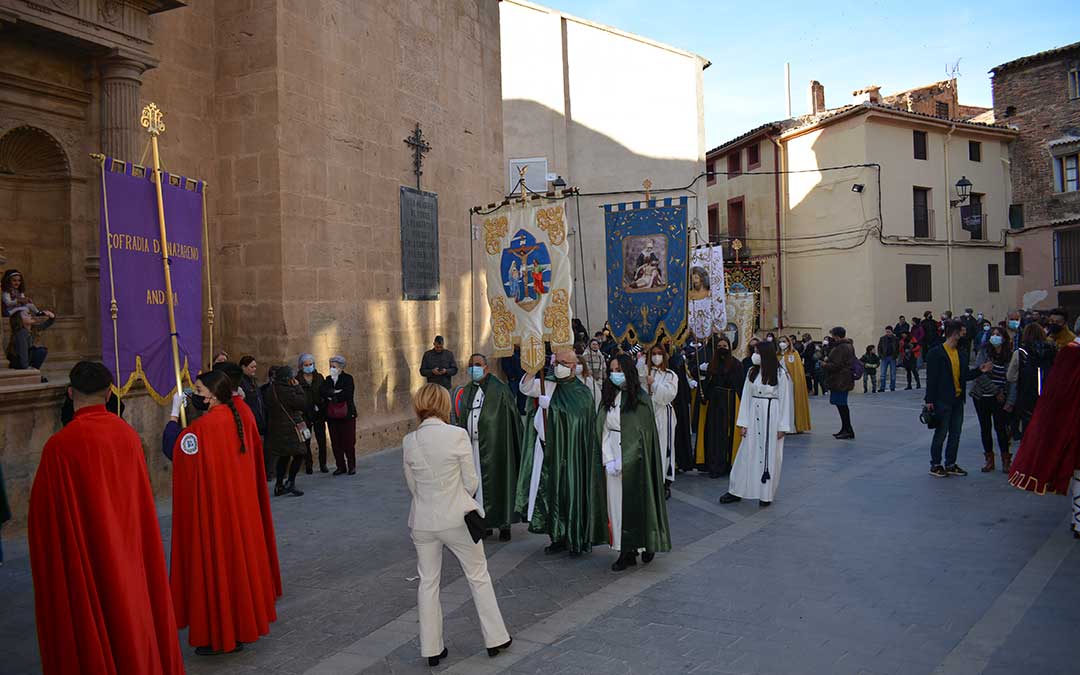 Desfile de estandartes, entrando en la iglesia./I.M.