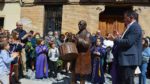 Inauguración de la estatua de Buñuel tocando el tambor este domingo en Calanda./I.M.