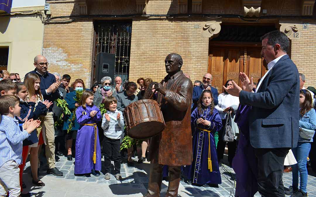 Inauguración de la estatua de Buñuel tocando el tambor este domingo en Calanda./I.M.